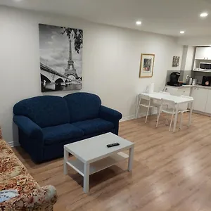 Spacious Basement One Bedroom Apartment, Wifi. Appartement